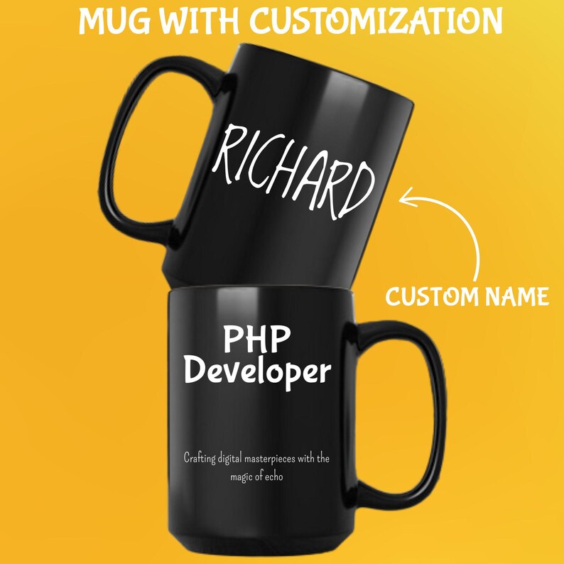 Pode incluir: Duas canecas de cer&acirc;mica preta empilhadas. A caneca superior tem o nome "RICHARD" em escrita branca. A caneca inferior diz "PHP Developer" em letras brancas, com o texto "Crafting digital masterpieces with the magic of echo" abaixo.