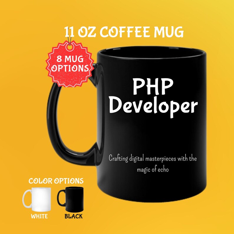 Pode incluir: Caneca de caf&eacute; preta de 325 ml com o texto "PHP Developer" em branco. A caneca tamb&eacute;m tem o texto "Crafting digital masterpieces with the magic of echo". A caneca tem uma al&ccedil;a preta e est&aacute; dispon&iacute;vel em branco e preto.