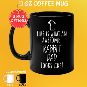 Peut inclure: Mug noir de 325 ml avec le texte "THIS IS WHAT AN AWESOME RABBIT DAD LOOKS LIKE!" en blanc. La tasse a une anse noire et un graphique de flèche blanche. L'image montre également des options de couleurs : blanc et noir.