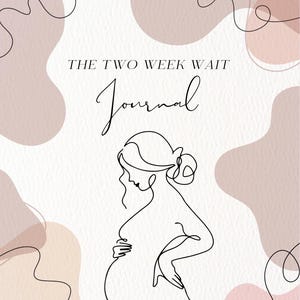 Op de afbeelding: Een journal met de tekst "THE TWO WEEK WAIT Journal" in een scriptlettertype. De cover toont een lijntekening van een zwangere persoon, met abstracte vormen in roze en beige tinten. De achtergrond is een getextureerd gebroken wit.