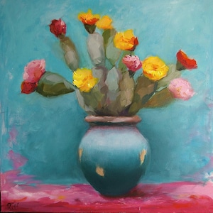 Può includere: Dipinto a olio di un cactus con fiori gialli, rosa e rossi in un vaso blu. Il vaso è posto su una superficie rosa contro uno sfondo turchese. L'opera d'arte ha uno stile strutturato e pittorico.