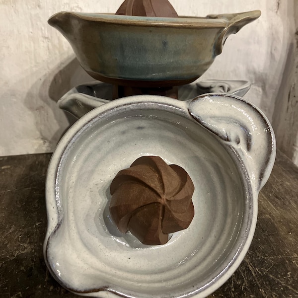 Lemon squeezer with white Ashglaze