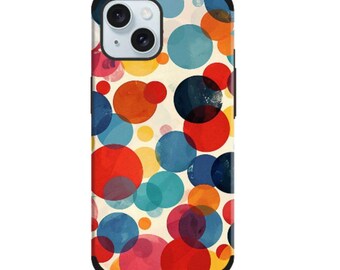 以下が含まれることがあります： カラフルな抽象デザインのスマートフォンケース。赤、オレンジ、青、黄色の重なり合う円のパターンがクリーム色の背景に描かれています。電話ケースは黒い縁取りとカメラの切り抜きがあります。