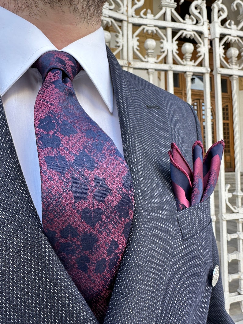 Ensemble cravate et mouchoir de poche soyeux faits main à motif feuilles d'avion Soie élégante bordeaux et bleu foncé. Avec des options de boîte-cadeau en bois. image 7
