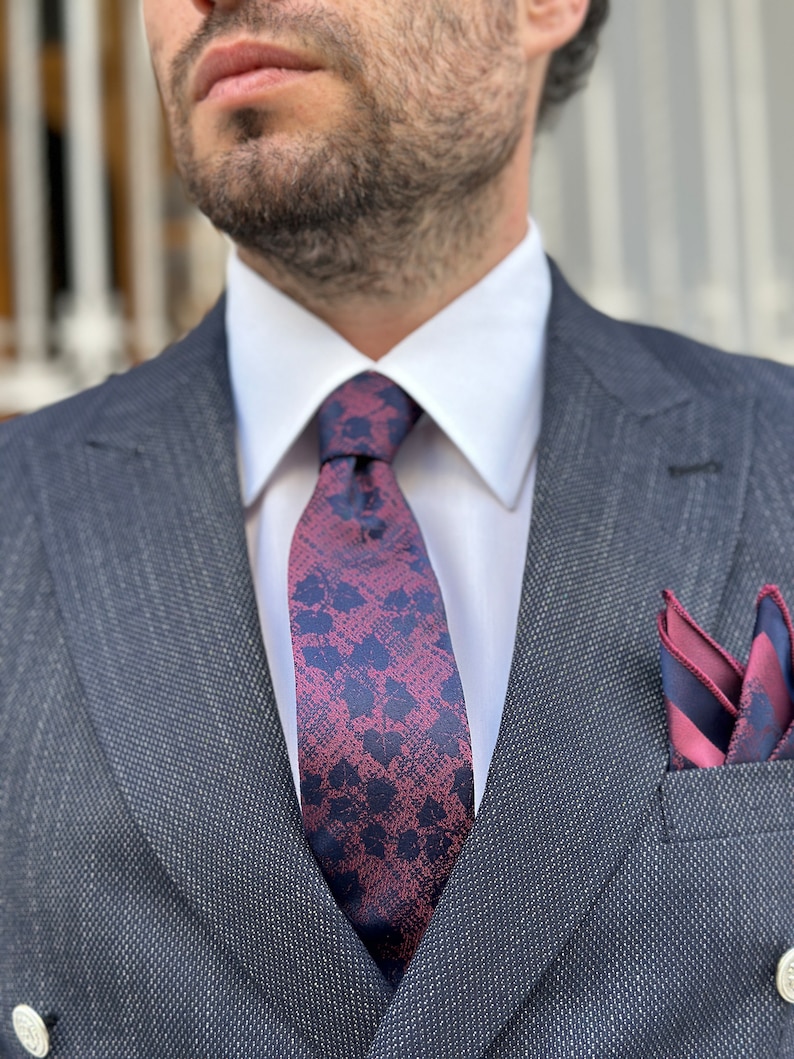 Ensemble cravate et mouchoir de poche soyeux faits main à motif feuilles d'avion Soie élégante bordeaux et bleu foncé. Avec des options de boîte-cadeau en bois. image 5
