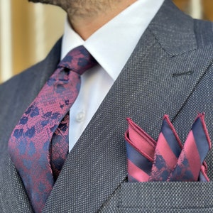 Ensemble cravate et mouchoir de poche soyeux faits main à motif feuilles d'avion Soie élégante bordeaux et bleu foncé. Avec des options de boîte-cadeau en bois. image 1