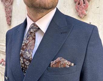 Ensemble cravate fine à fleurs et pochette de costume mousse