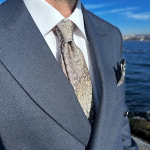 Sophisticated Gold and Bronze Paisley Tie & Pocket Square Set for Men. Ideal for Classic Style Lovers. Luxury Valentine&#39;s Day Gift for Him.