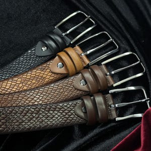 Italienischer Ledergürtel für Schlangenhaut - Braun, Schwarz, Hellbraun. Personalisiertes Geschenk.