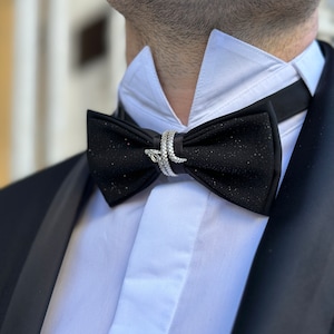 Premium zwarte vlinderdas voor bruidegoms. Bruiloft vlinderdas voor mannen. Handgemaakte glinsterende vlinderstrik voor heren. Gepersonaliseerde huwelijkscadeaus.