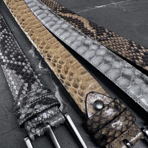 Ręcznie wykonany pasek z prawdziwej skóry pytona dla mężczyzn. Wyróżnij się dzięki ekskluzywnej, limitowanej kolekcji. Prezent świąteczny.