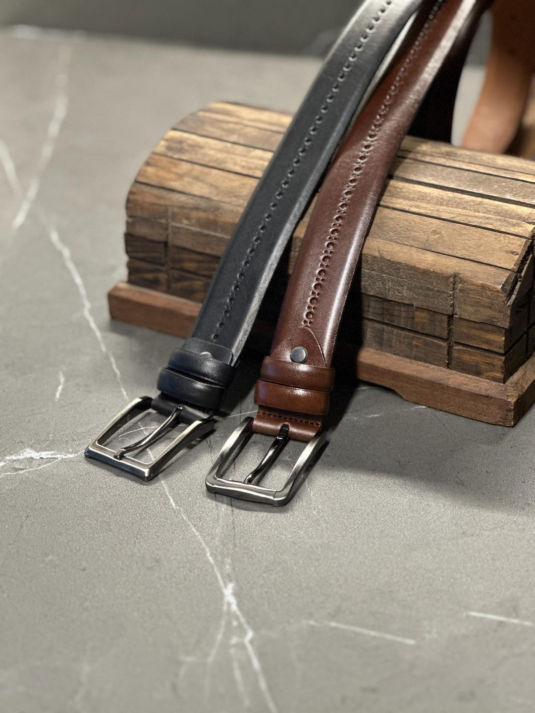 Naapesi Porte-Cartes De Visite, Premium PU En Cuir Fait Main Porte-cartes De Visite Avec Fermeture Magnétique, Porte-Cartes De Crédit, Portefeuille Pour Homme Et Femme (Brun