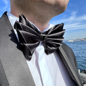 Handgeweven zijdeachtige zwarte, marineblauwe en rode vlinderdassen - Uitzonderlijk ontwerp - Personaliseer je vlinderdas met ons assortiment unieke ringaccessoires!