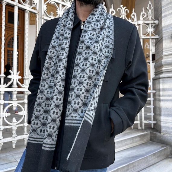 Sciarpa geometrica in lana fatta a mano: grigio navy, grigio nero