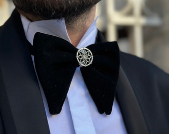 Pajarita de mariposa de terciopelo hecha a mano para hombre, inspirada en iconos. ¡Personalice su pajarita con nuestra gama de accesorios para anillos únicos!