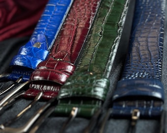 Hochwertiger Gürtel aus Krokodilleder – in Grün, Marineblau, Parliament und Burgunderrot erhältlich. Einzigartiges Geschenk für ihn. Lederaccessoire-Geschenk