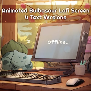 Puede incluir: Una ilustración digital de una pantalla de ordenador de sobremesa con la palabra "Offline..." en la pantalla. Un Pokémon Bulbasaur verde está durmiendo en el teclado. El fondo es una ilustración de dibujos animados de un escritorio de madera con una ventana y plantas.
