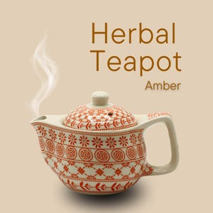 Op de afbeelding: Een wit en rode keramische theepot met een bloemmotief. De theepot heeft een bijpassende deksel en handvat. De woorden "Herbal Teapot Amber" staan op de afbeelding. Stoom stijgt op uit de tuit, wat op hete thee duidt.