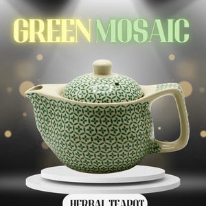 Può includere: Una teiera in ceramica con un motivo a mosaico verde e un coperchio abbinato. La teiera ha un beccuccio e un manico curvi. Il testo "GREEN MOSAIC" e "HERBAL TEAPOT" sono visualizzati.