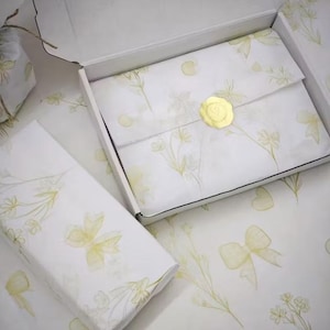 Silkespapper med gyllene hjärtan och rosett | Presentinslagning med möjlighet till personlig klistermärke