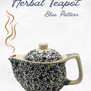 Może przedstawiać: Ceramiczny imbryk z niebieskim kwiatowym wzorem, z pokrywką i uchwytem. Imbryk ma zakrzywioną wylewkę i jest oznaczony napisem "Herbal Teapot Blue Pattern". Projekt zawiera dekoracyjną grafikę pary.