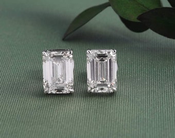 18Kホワイトゴールドのエメラルドカットスタッドピアス、4カラットの