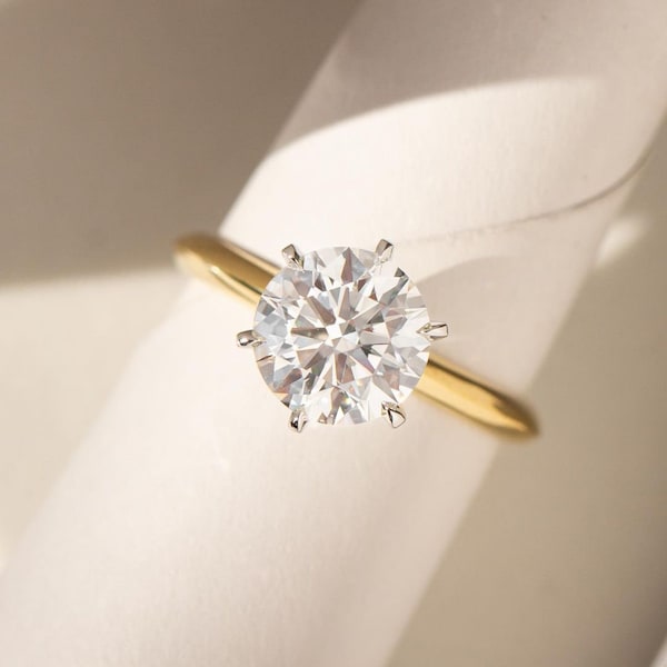 Dazzling Radiance: Round Cut White Gem Diamond Ring - Timeless Elegance and Beauty