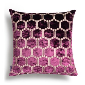 Op de afbeelding: Een vierkant decoratief kussen met een fluwelen textuur en een honingraatpatroon. Het kussen heeft een verloop van paarse tinten, van donker pruim tot helder magenta, met goudkleurige stiksels die de geometrische vormen omlijnen.