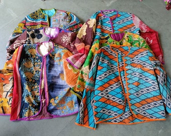 Großhandelsmenge 5-teilige indische Vintage Baumwoll-Kantha-Frauenjacke, handgefertigte Kantha-Jacke im Kantha-Stil, gesteppte Jacke aus Baumwolle mit Blumen Boho-Mantel