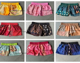 Handgemachte Unisex Patchwork Shorts Shorts aus recycelter Baumwolle Viskose Shorts Unisex Sommer Bequeme Shorts / Bunte Boho Shorts mit Blumendruck