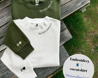 Individuell gesticktes Sweatshirt mit römischer Ziffer, Paar-Shirt, Initiale am Ärmel, Jubiläumsjahr, Datum am Ausschnitt, Geschenke zum Valentinstag