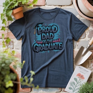 Camiseta de papá orgulloso, regalo para papá graduado, camiseta de graduación, camiseta de la clase de 2025, camiseta de papá con diploma, ropa para fiesta de graduación, camiseta de orgullo escolar