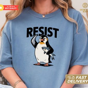 Camiseta Comfort Colors® "Resist Penguin", "Pingüino enojado con pez", "Penguin protestante" (divertido), "Pájaro rebelde", "Activista animalista audaz"