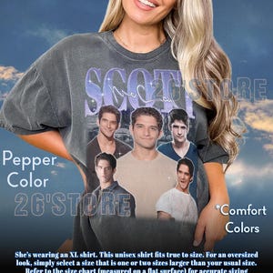 K&ouml;nnte beinhalten: Graues Unisex-T-Shirt in Pfefferfarbe mit einer Collage von Bildern einer Person. Das Shirt hat den Text "SCOTT 26'STORE" in lila und wei&szlig;. Die Worte "Comfort Colors" sind ebenfalls sichtbar.