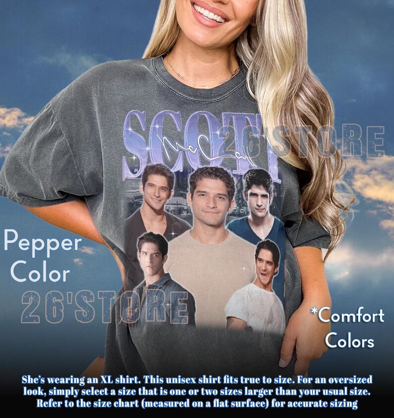 K&ouml;nnte beinhalten: Graues Unisex-T-Shirt in Pfefferfarbe mit einer Collage von Bildern einer Person. Das Shirt hat den Text "SCOTT 26'STORE" in lila und wei&szlig;. Die Worte "Comfort Colors" sind ebenfalls sichtbar.