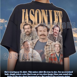 Könnte beinhalten: Schwarzes T-Shirt mit goldfarbenem "JASON LEE"-Text und einer Collage von Bildern. Das Shirt enthält den Text "26'STORE". Es ist ein Unisex-Stil.
