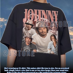 Könnte beinhalten: Schwarzes Unisex-T-Shirt mit einer Collage von Bildern und dem Namen "JOHNNY" in rosa, im Vintage-Stil. Das Shirt enthält den Text "26'STORE" und ein Zitat zur Größenbestimmung.