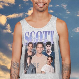 K&ouml;nnte beinhalten: Ein hellgraues Tanktop mit einer Collage von Bildern eines Mannes, mit dem Namen "SCOTT" in einer stilisierten Schriftart oben. Das Tanktop wird von einer Person getragen, die vor einem bew&ouml;lkten blauen Himmel l&auml;chelt.