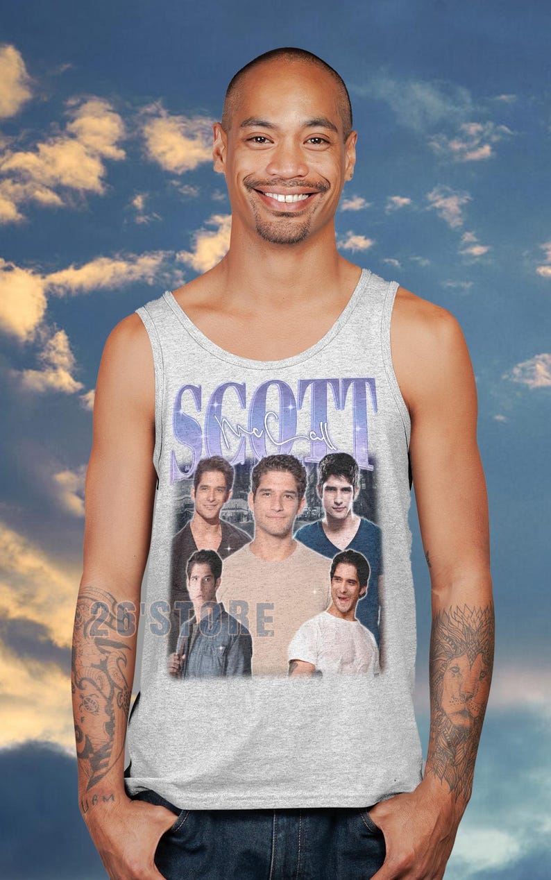 K&ouml;nnte beinhalten: Ein hellgraues Tanktop mit einer Collage von Bildern eines Mannes, mit dem Namen "SCOTT" in einer stilisierten Schriftart oben. Das Tanktop wird von einer Person getragen, die vor einem bew&ouml;lkten blauen Himmel l&auml;chelt.