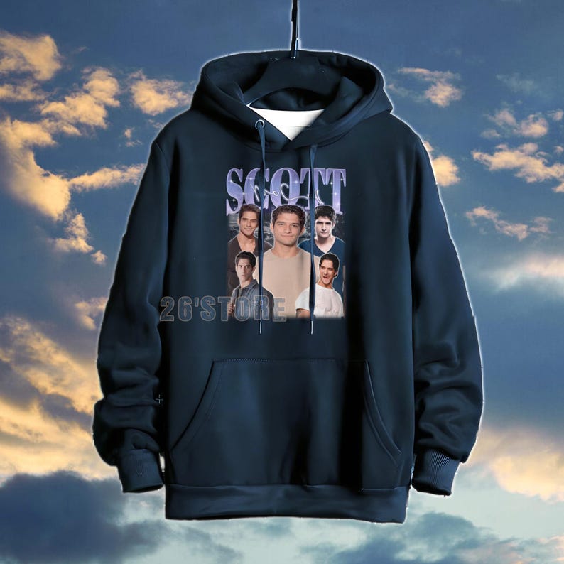 K&ouml;nnte beinhalten: Dunkelmarineblauer Kapuzenpullover mit einer Collage von Bildern und dem Namen "SCOTT" in Lila. Der Pullover hat eine Vordertasche und eine Kapuze mit Kordelzug. Der Text "26'STORE" ist unten auf der Collage aufgedruckt.