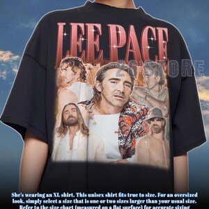 Könnte beinhalten: Schwarzes Unisex-T-Shirt mit einer Collage von Lee Pace-Bildern und dem Text "LEE PACE" in Rot. Das Shirt hat kurze Ärmel und einen Rundhalsausschnitt. Ein bequemes, lässiges Kleidungsstück.