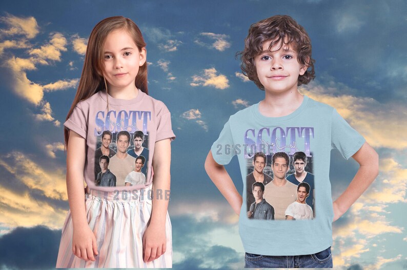 K&ouml;nnte beinhalten: Zwei Kinder tragen T-Shirts mit einem grafischen Design. Die Shirts zeigen das Wort "SCOTT" in einer stilisierten Schriftart, zusammen mit einer Collage von Bildern. Die T-Shirts sind hellrosa und hellblau.