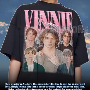 Puede incluir: Camiseta unisex negra con un gráfico rosa con el nombre "VINNIE Hacker". La camiseta presenta un collage de imágenes de un joven. La camiseta es de talla grande.