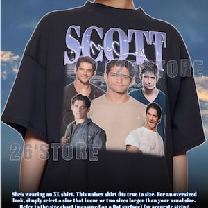 K&ouml;nnte beinhalten: Schwarzes Unisex-T-Shirt mit dem Namen "SCOTT" in hellblauer, glitzernder Schrift. Das Shirt zeigt mehrere Bilder einer Person. Der Text "26'STORE" ist auf dem Shirt aufgedruckt. Das Shirt ist in Gr&ouml;&szlig;e XL.
