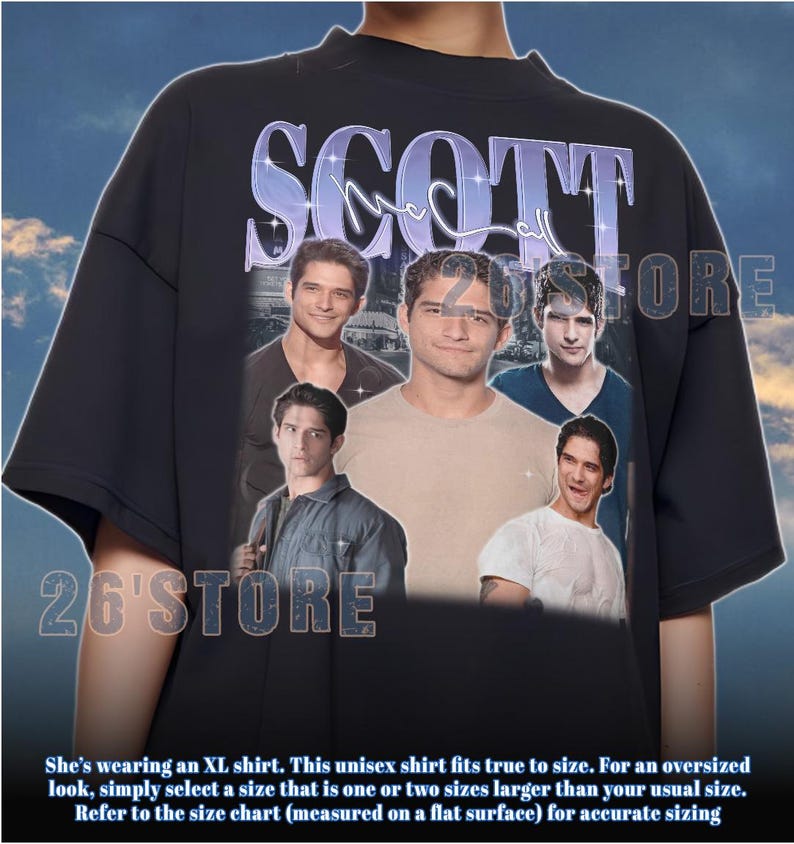 K&ouml;nnte beinhalten: Schwarzes Unisex-T-Shirt mit dem Namen "SCOTT" in hellblauer, glitzernder Schrift. Das Shirt zeigt mehrere Bilder einer Person. Der Text "26'STORE" ist auf dem Shirt aufgedruckt. Das Shirt ist in Gr&ouml;&szlig;e XL.
