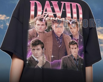 以下が含まれることがあります： 様々なポーズのデビッド・テナントのグラフィックが特徴の黒いTシャツ。名前「DAVID Tennant」はピンク色のレトロなフォントで表示されています。Tシャツはクルーネックと半袖です。