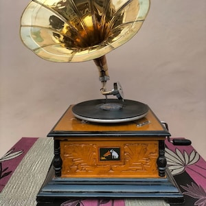 Vintage Revival: Designer Wind-Up Gramophone - An Elegant Phonograph for Home or Office Decor