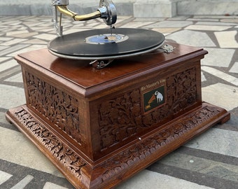 Vintage Revival: Designer Wind-Up Gramophone - An Elegant Phonograph for Home or Office Decor