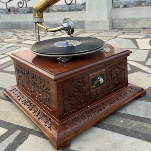 Vintage Revival: Designer Wind-Up Gramophone - An Elegant Phonograph for Home or Office Decor