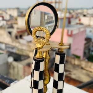 Juego de escritorio de oficina de nácar: lupa decorativa de latón, abrebotellas y abrecartas